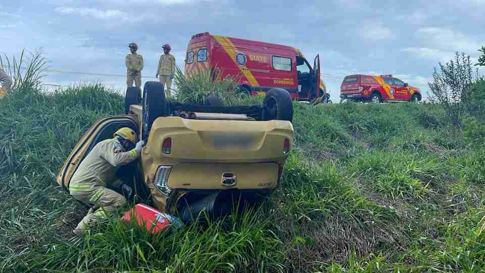 Homem morre e outro fica gravemente ferido em capotamento na BR-369, em Cascavel