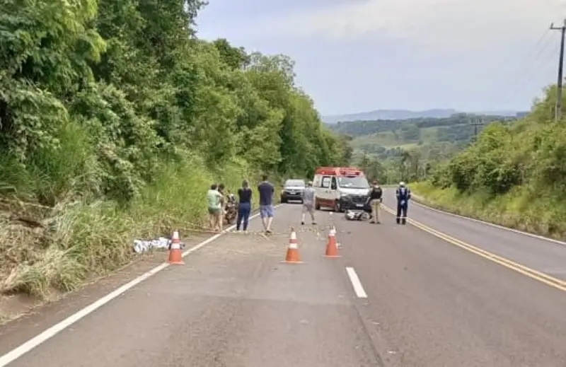 Jovem de 19 anos morre após motocicleta sair da pista e atingir barranco em Quedas do Iguaçu