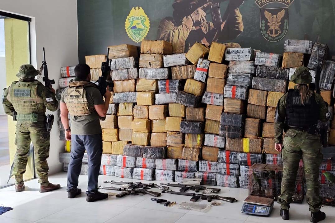 PMPR e PF apreendem 3,5 toneladas de maconha e fuzis em Icaraíma