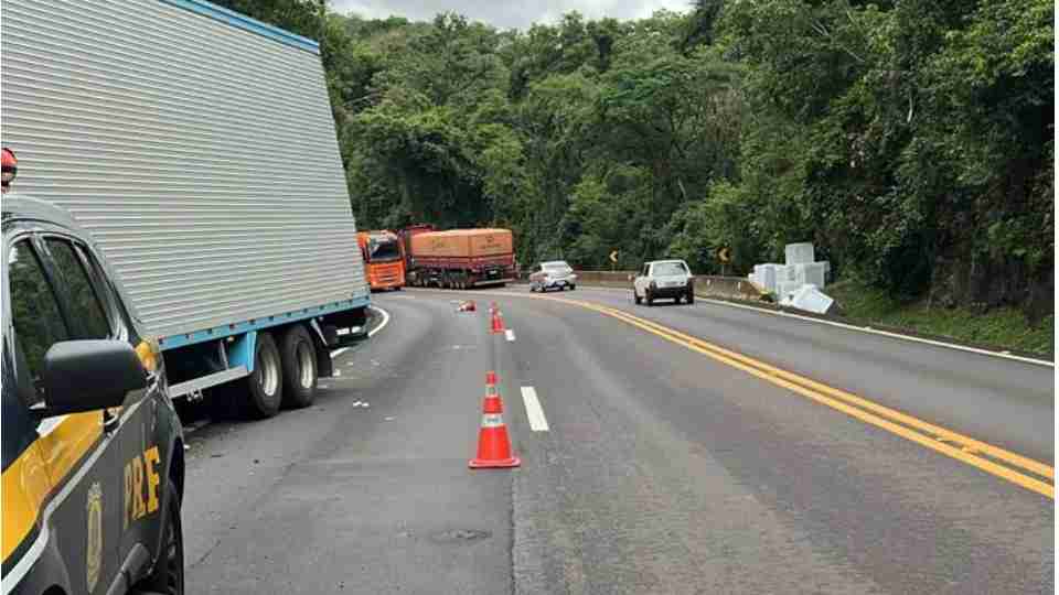 Indígenas saqueiam carga de caminhão na BR-277, em Nova Laranjeiras