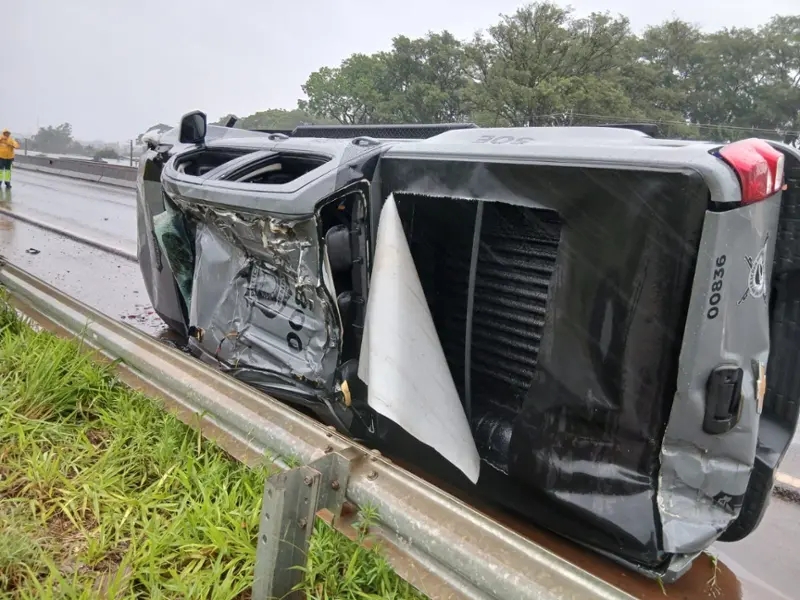 Viatura da Polícia Penal capota e policial fica ferido na BR-369 em Corbélia