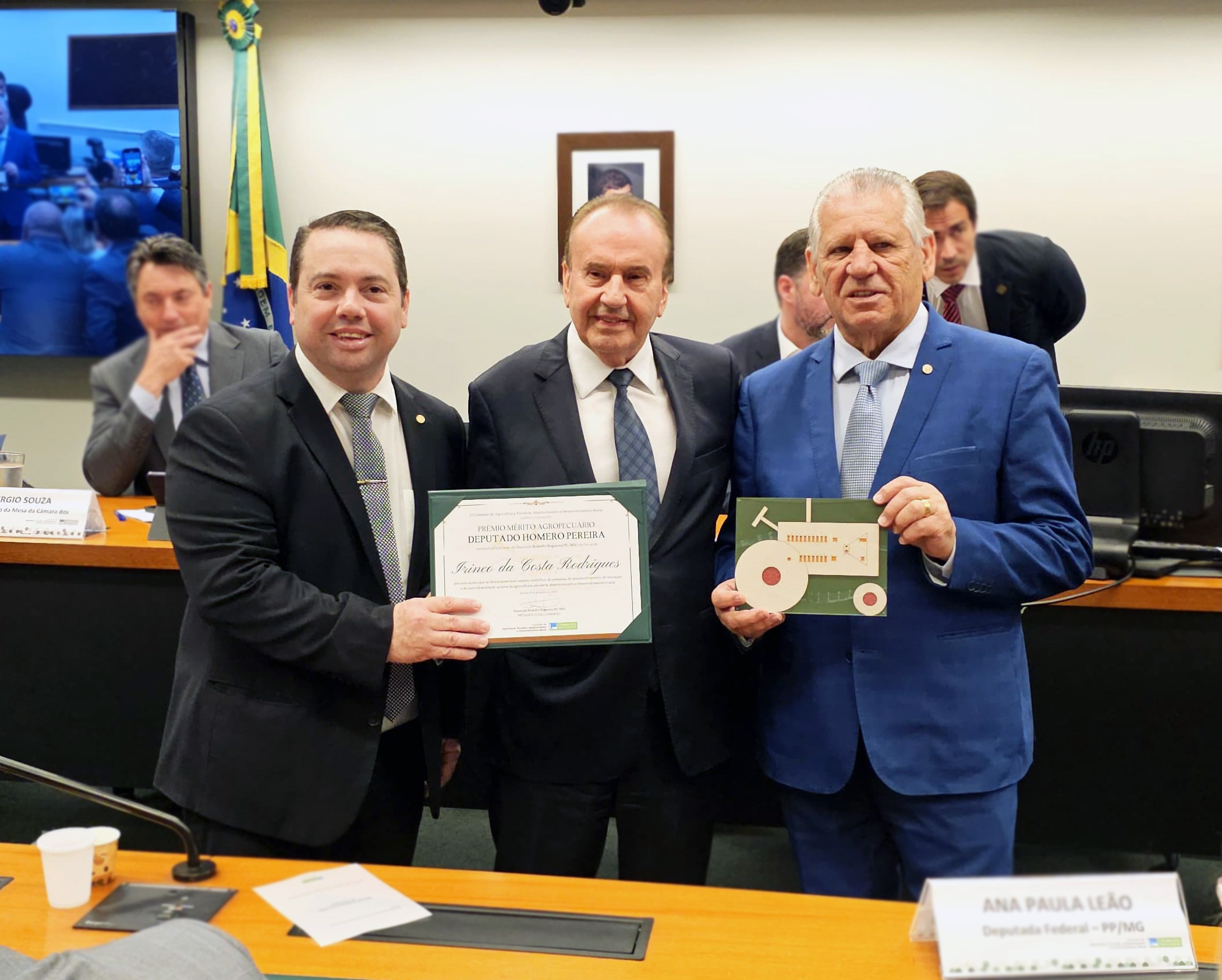 Presidente da Lar recebe Prêmio Mérito Agropecuário 2025 na Câmara dos Deputados por indicação de Sperafico