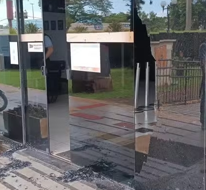Homem joga pedras no Fórum de Cascavel e pede para ser preso para ‘manter-se vivo’, diz polícia