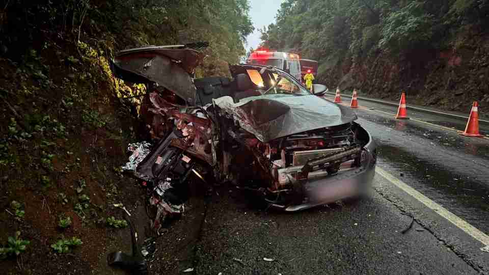 Mãe morre e pai e filha ficam feridos em acidente entre carro e caminhão no Paraná