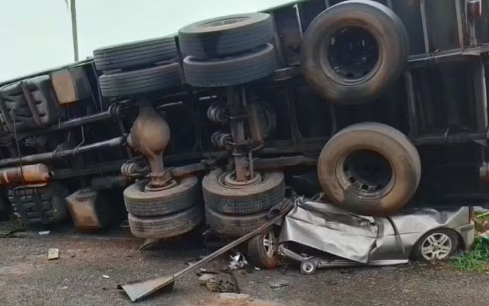 Caminhão tomba em cima de carro, e quatro homens morrem em rodovia no interior de SP