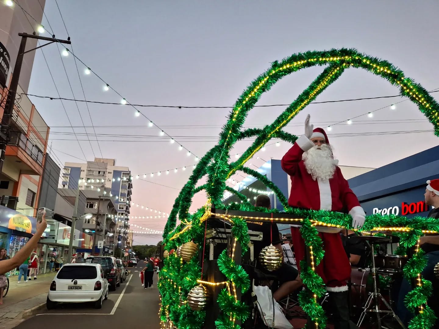 “Luzes e Encanto sobre Rodas” levou a magia do Natal pelas ruas de Marechal Cândido Rondon