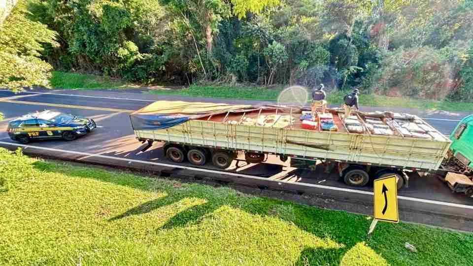 PRF apreende mais de uma tonelada de maconha em carga de trigo na BR-277