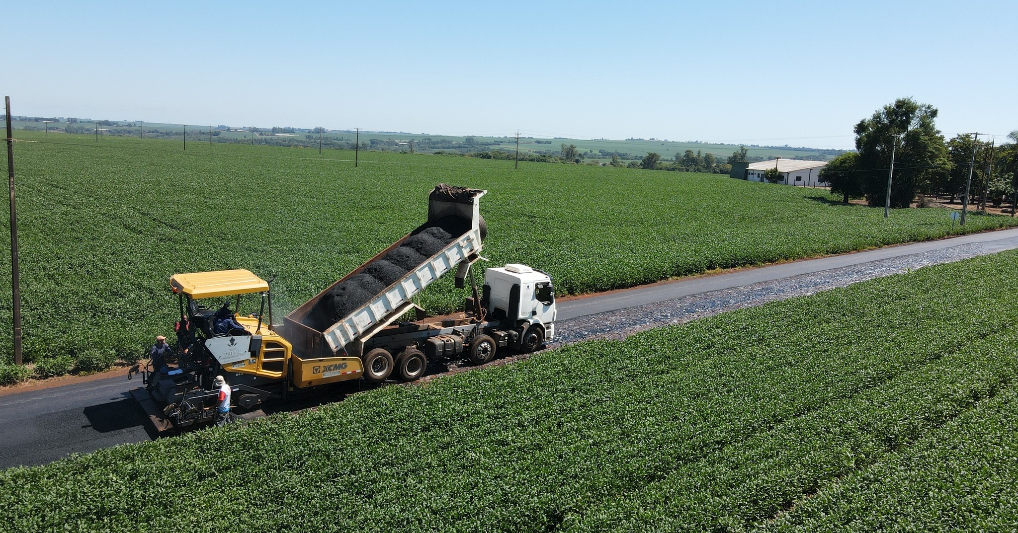Finalizada a primeira etapa da obra de pavimentação asfáltica na Linha Bandeirantes, interior de Marechal Rondon
