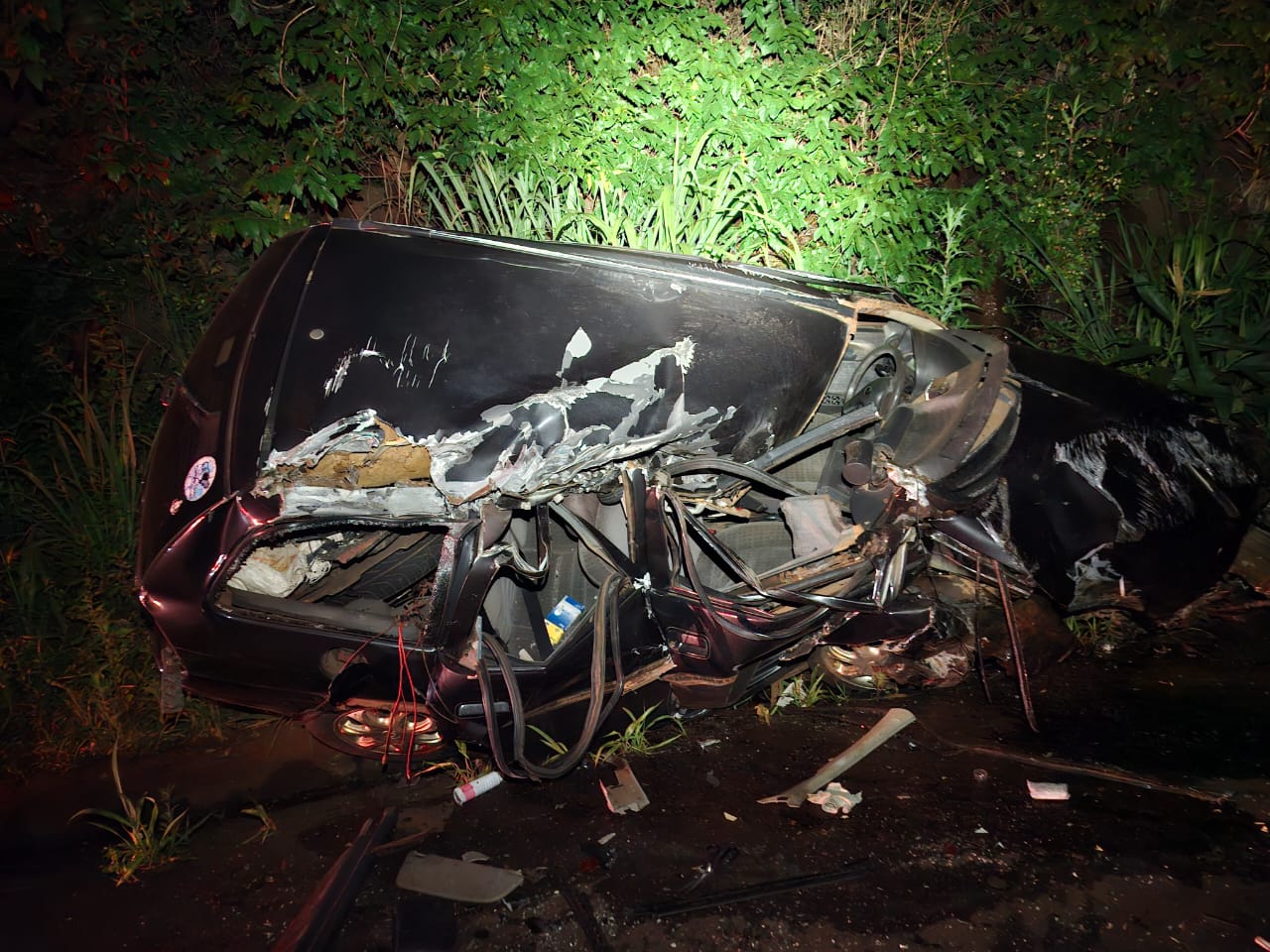 Jovem fica ferida após colisão com carreta parada na PR-585, em Toledo