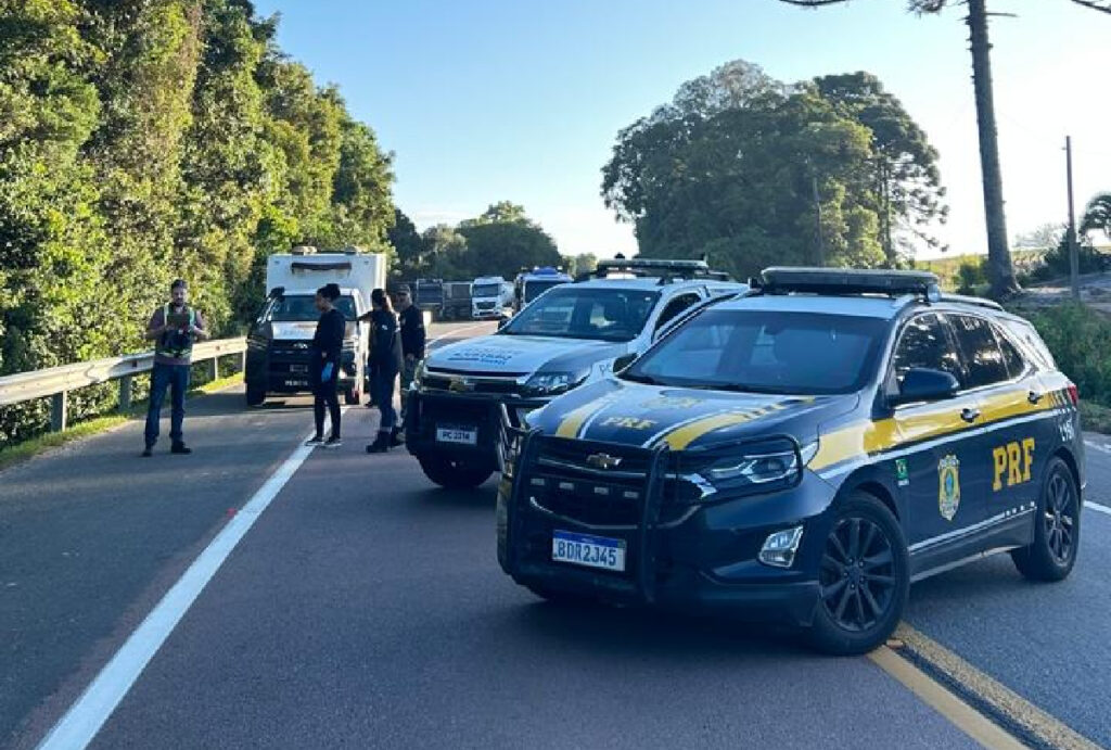 Grave acidente entre carros e caminhões deixa três mortos na BR-476