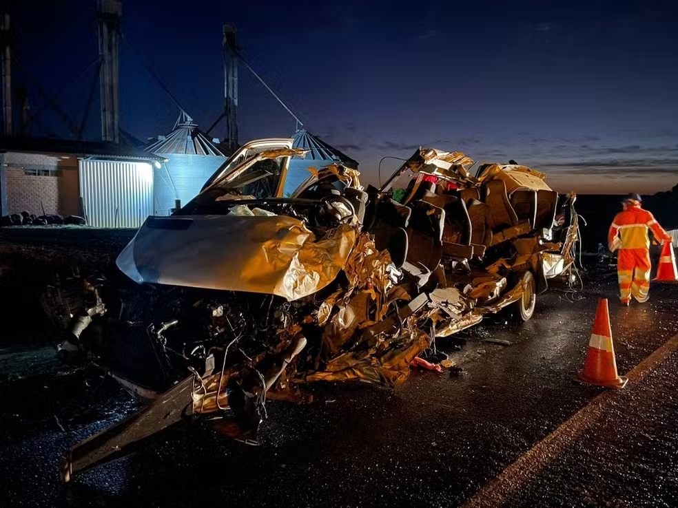 Cinco pessoas morrem após colisão entre caminhão e van na BR-386, interior do RS