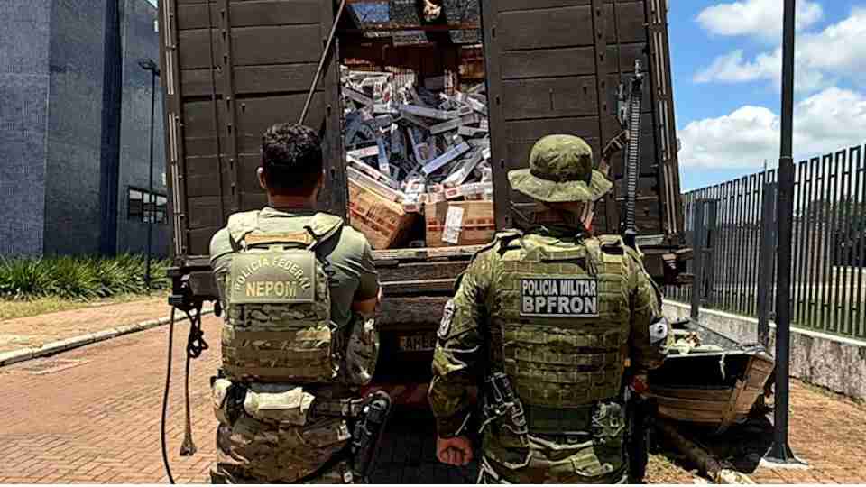 Carro e caminhão carregados com cigarros contrabandeados são apreendidos no Lago de Itaipu, em Guaíra