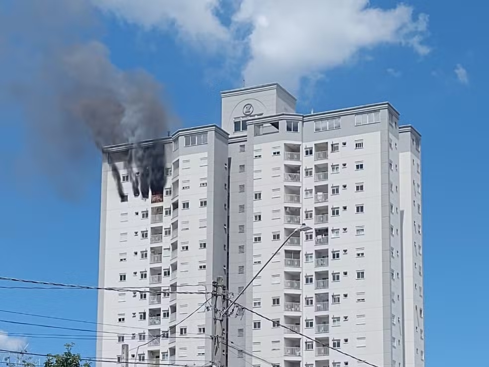 Incêndio em apartamento no 14º andar mata três pessoas, um gato e um cachorro no interior do SP