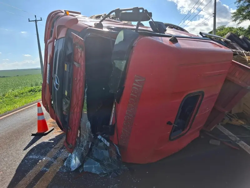 Caminhão tomba na PR-364 em Palotina e motorista fica ferido