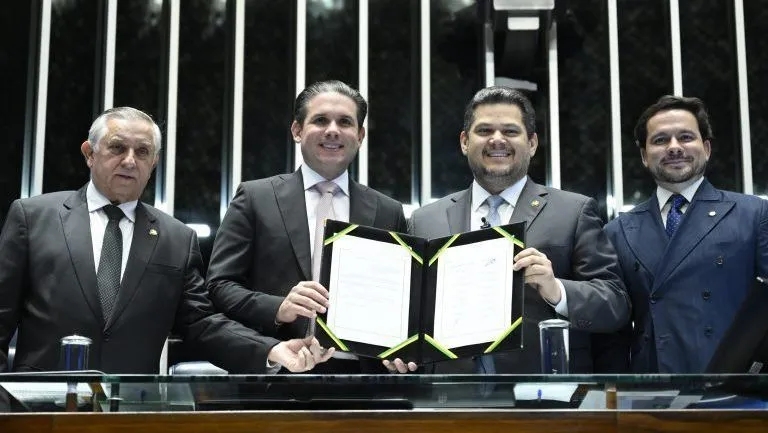 Congresso aprova regra que autoriza professor acumular outro cargo público