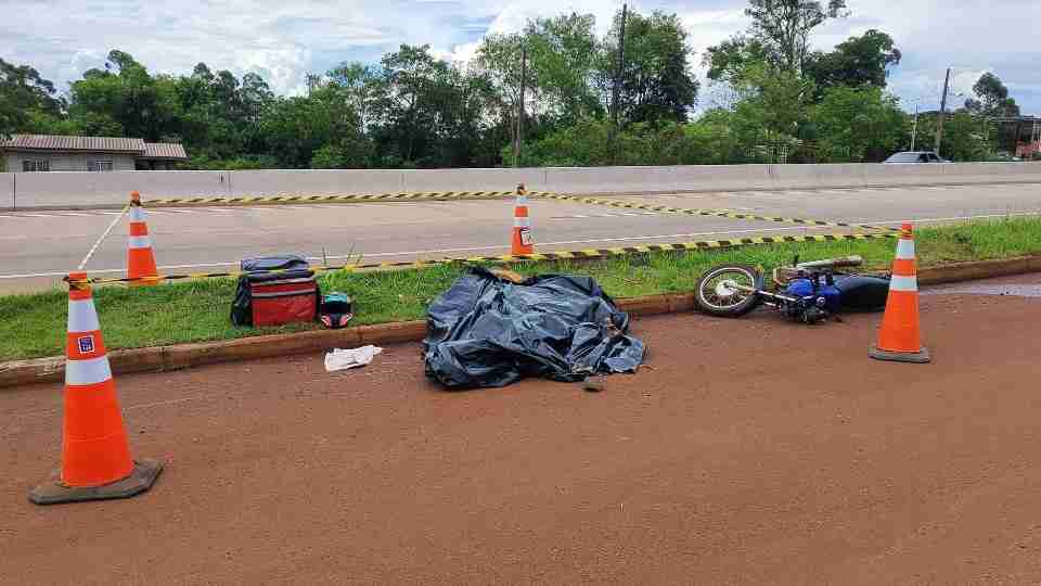 Acidente entre moto e caminhão mata jovem na BR-163