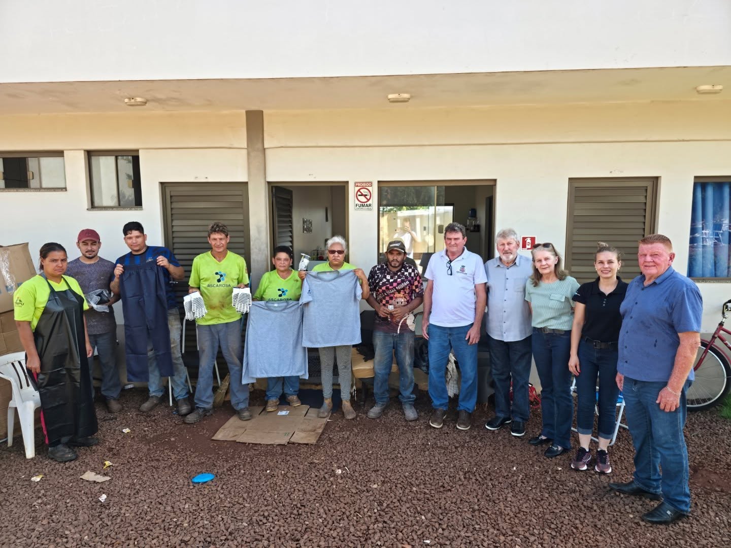 Prefeitura de Nova Santa Rosa entrega kits de uniformes e EPIs aos associados da Ascarosa