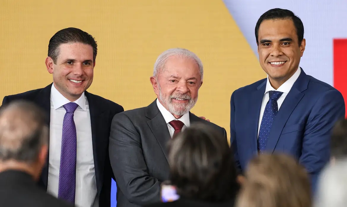 Gustavo Feliciano toma posse e é o novo ministro do Turismo