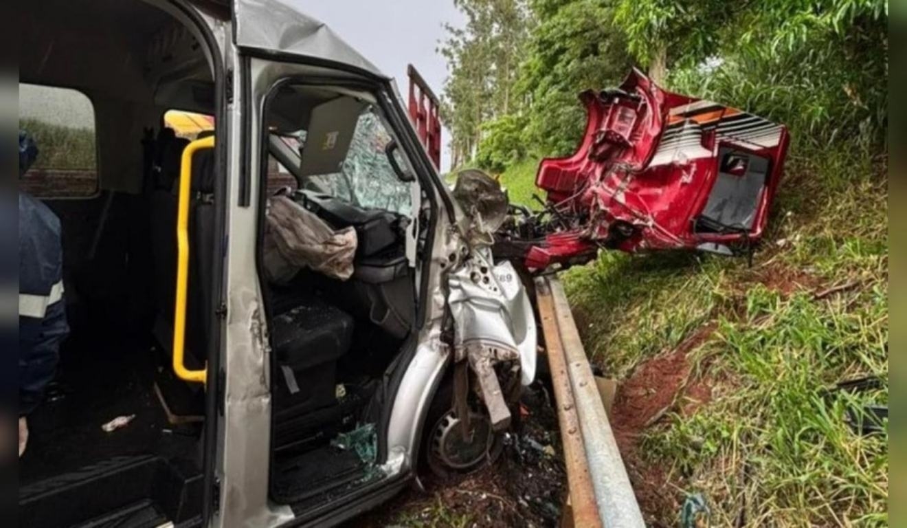 Colisão entre caminhão e ambulância deixa um morto e sete feridos na PR-082