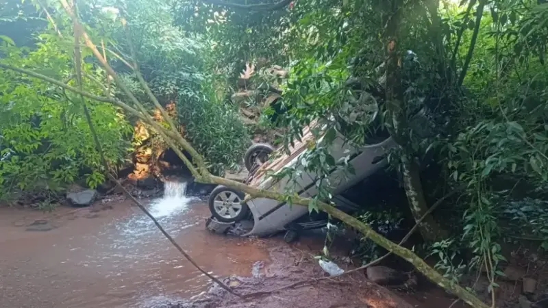 Homem é esfaqueado, tenta buscar socorro e cai com carro em córrego em Dois Vizinhos