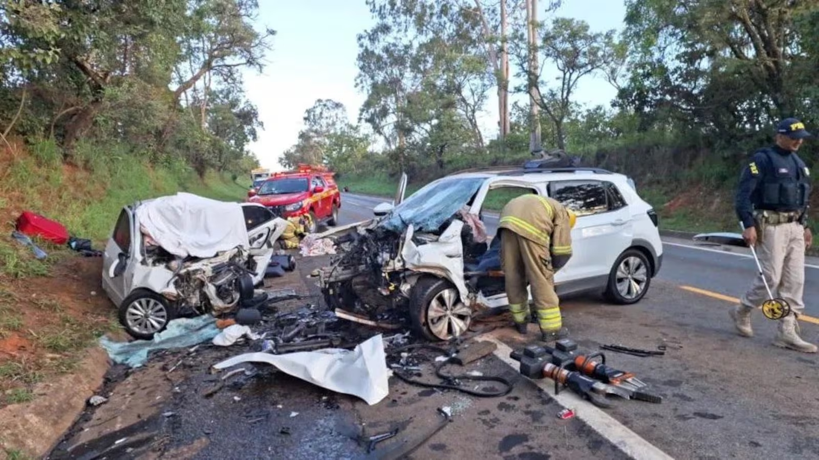 Acidente entre dois carros deixa ao menos cinco mortos na BR-040, em Minas Gerais