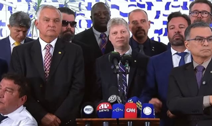 Oposição anuncia novo pedido de impeachment de Moraes e mira CPMI do Master