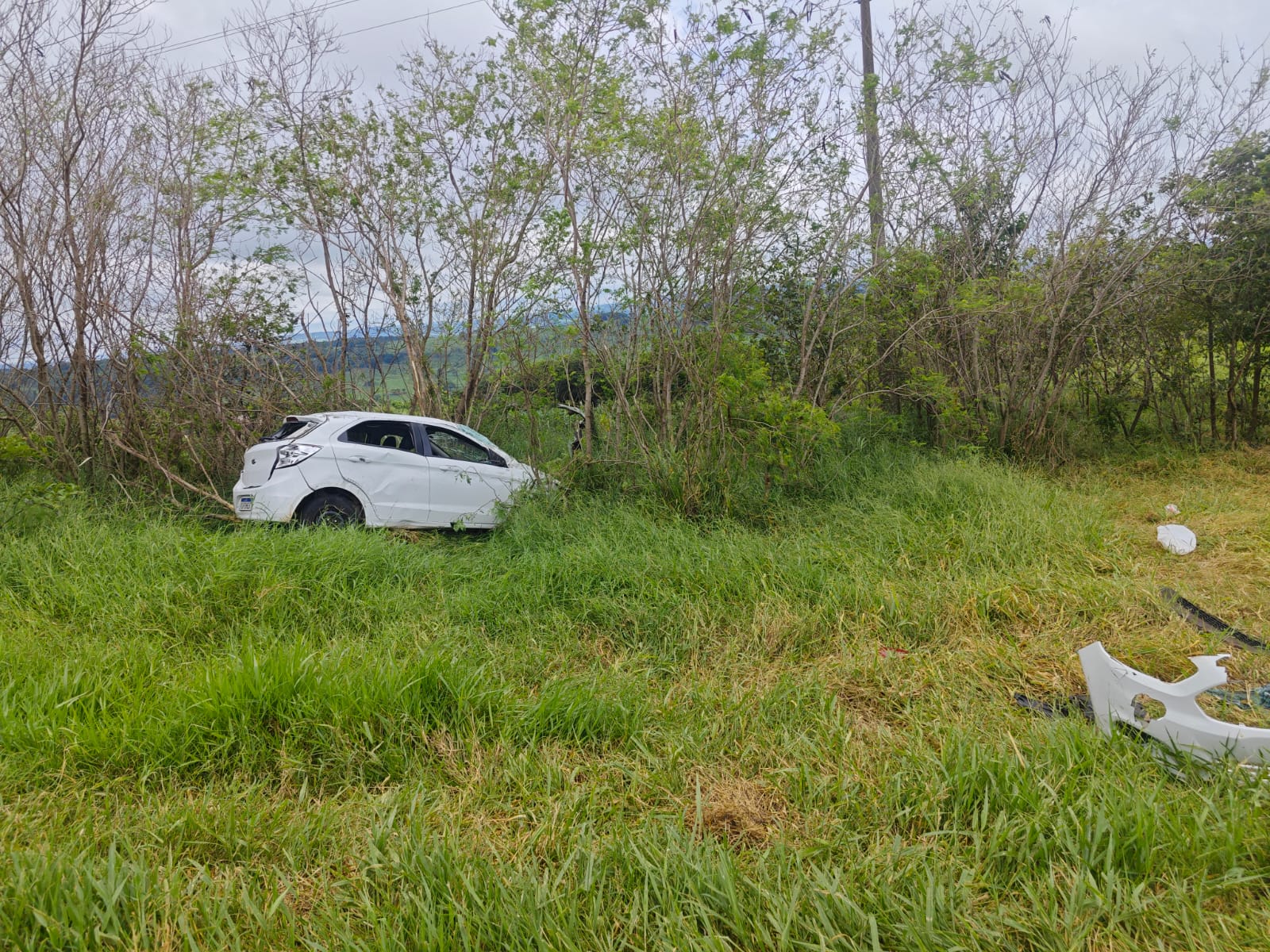 Capotamento na PR-488 deixa cinco pessoas feridas em Diamante d’Oeste