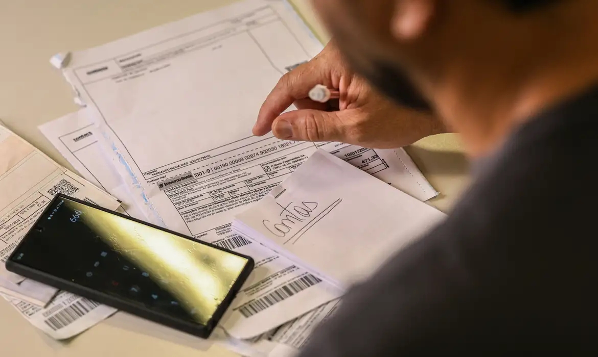 Salário mínimo de R$ 1.621 está em vigor