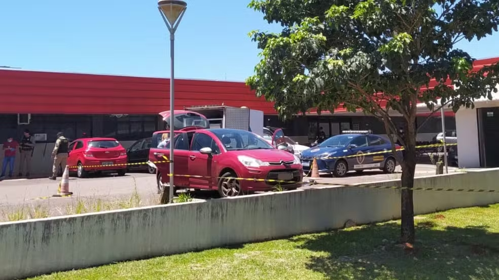 Idoso é encontrado morto dentro de carro estacionado há três dias em frente a UPA no Paraná