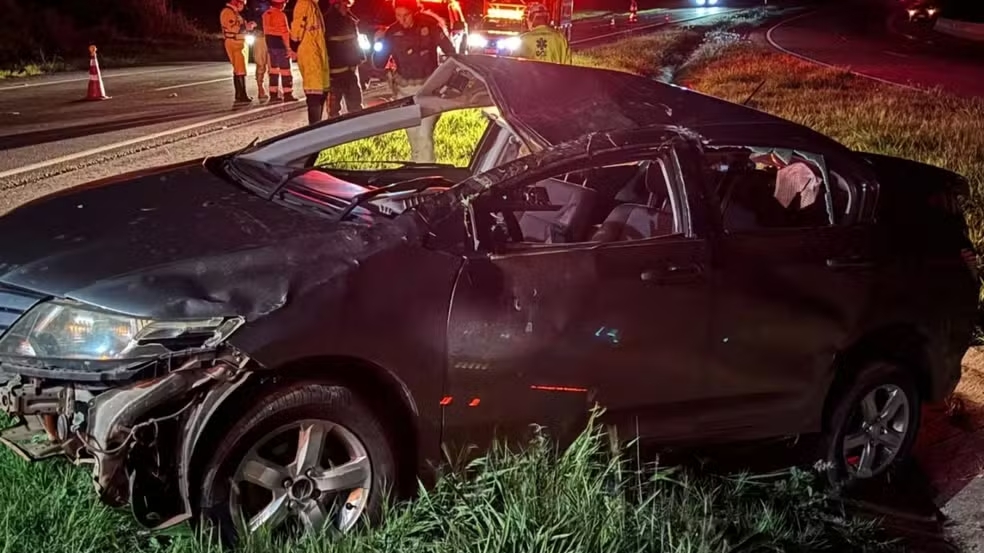 Homem morre e mulher fica ferida após carro sair da pista e capotar na BR-163, no Paraná