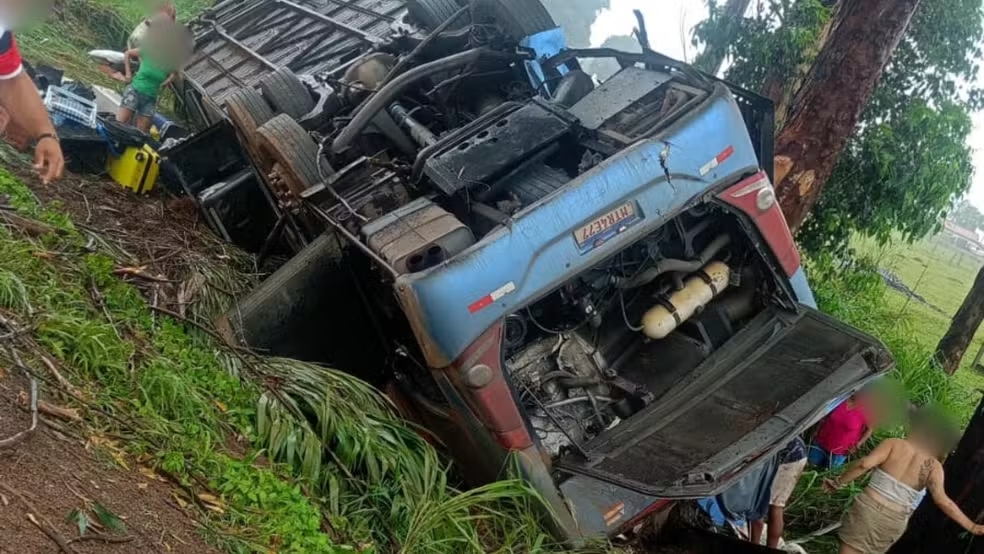 Cinco passageiros morrem após ônibus capotar na BR-365 em MG