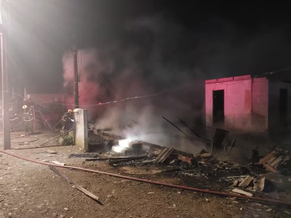 Três pessoas morrem em incêndio que destruiu quatro casas em SC