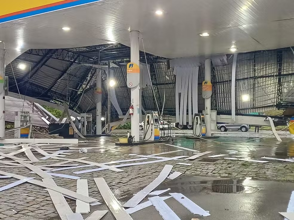 Microexplosão derruba telhado de posto de combustível em cima de carro em SC