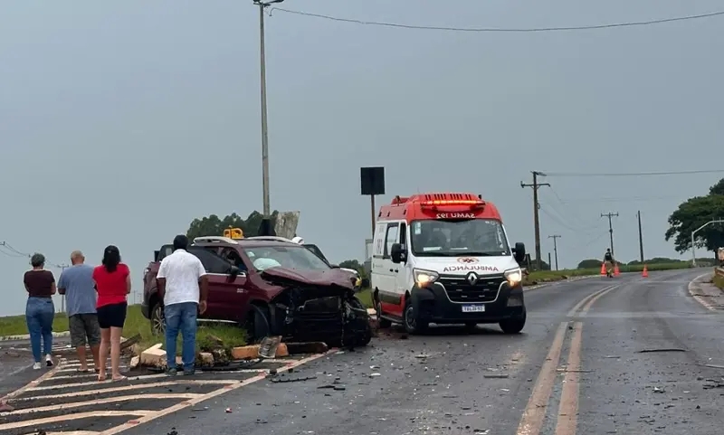 Acidente entre caminhonete e caminhão deixa passageira ferida na PR-239, em Assis Chateaubriand