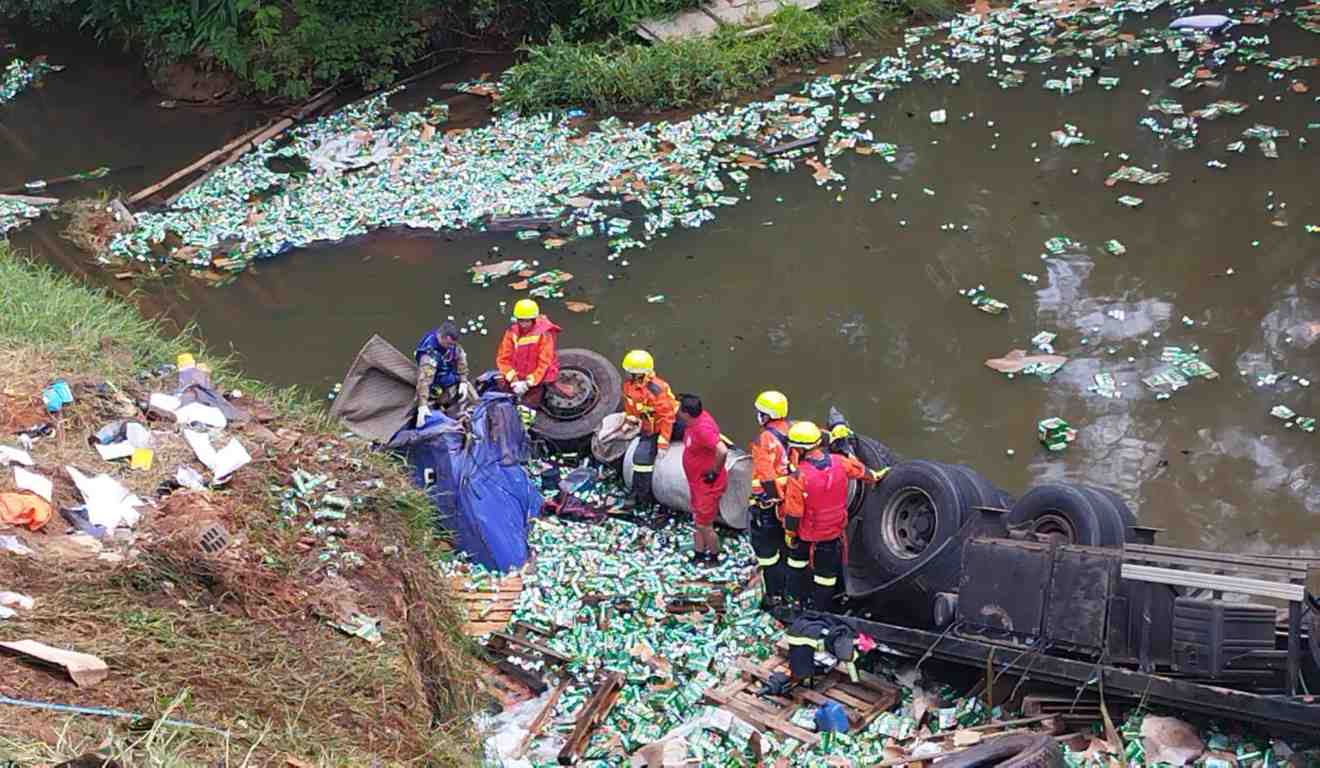 Motorista morre após tombar caminhão com carga de cerveja na BR-376