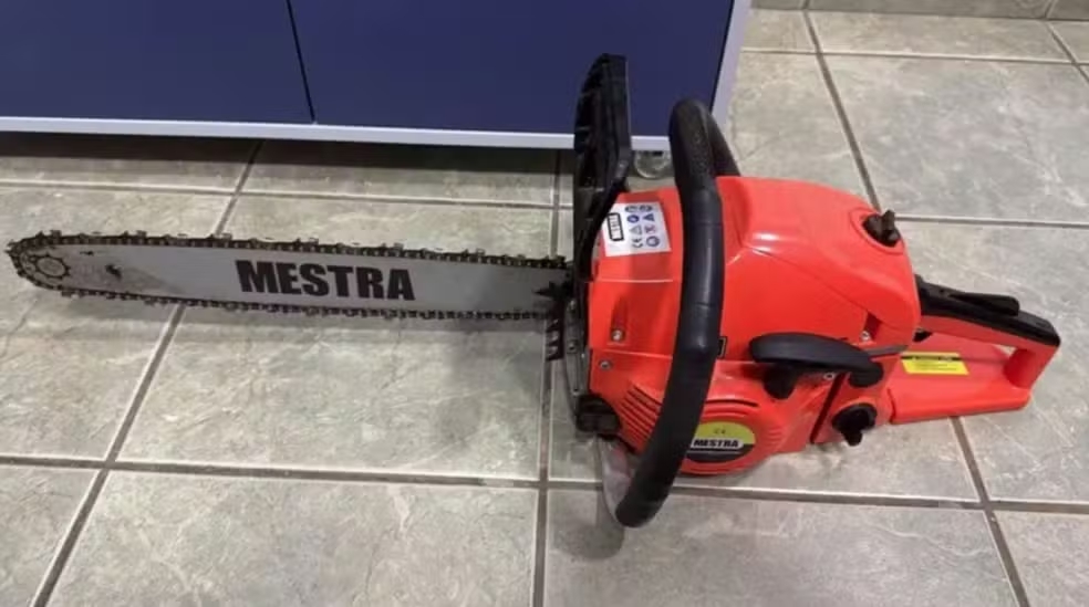 Filho de 74 anos ataca o próprio pai, de 94, com motosserra após discussão sobre agrotóxicos em SC