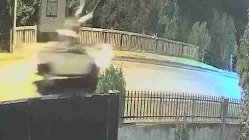 Ciclista é atropelado, cai em caçamba de caminhonete e acorda na garagem do motorista no PR