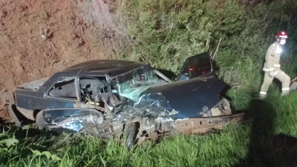 Seis pessoas ficam feridas em acidente entre carro e caminhonete no Paraná