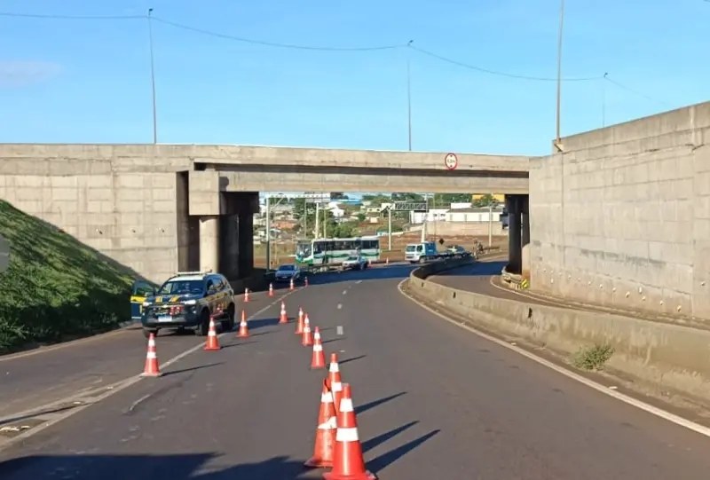 Caminhão carregado com 38 toneladas de farinha tomba em Cascavel