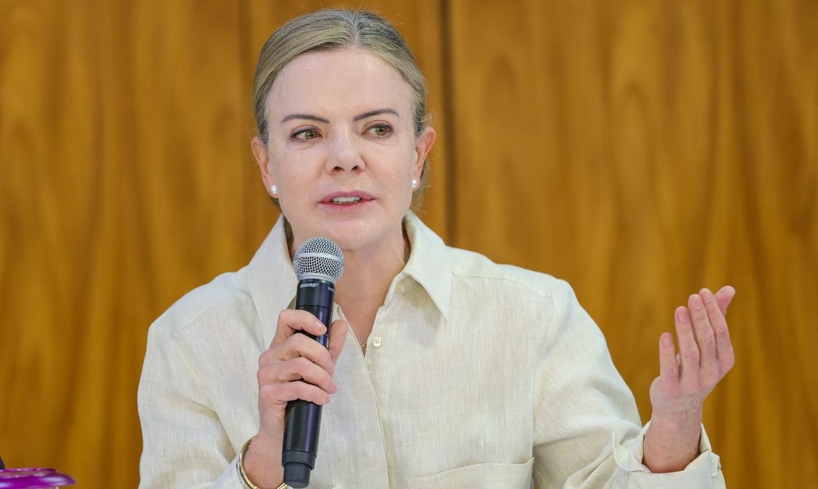 Gleisi deve deixar ministério para disputa ao Senado a pedido de Lula