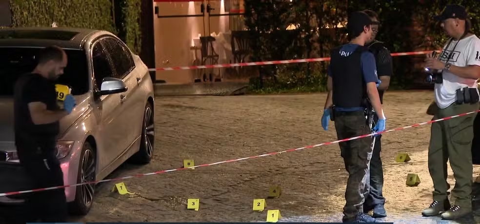 Dois médicos são mortos a tiros por outro médico em frente a restaurante na Grande SP