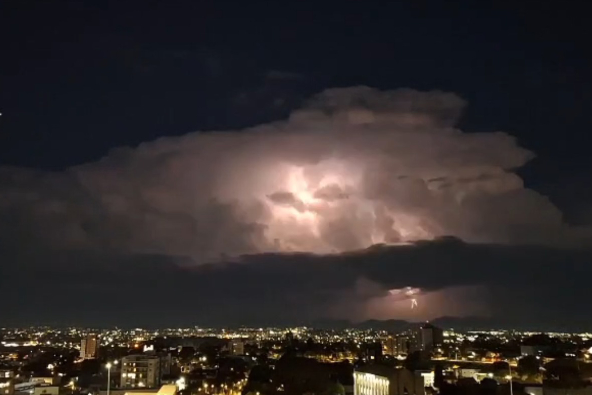 Após milhares de raios no céu, chuva diminui e temperaturas seguem na gangorra no Paraná
