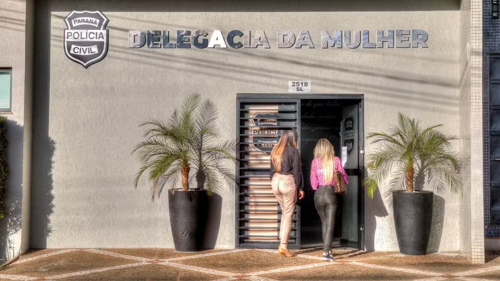 Mulher se joga de carro em movimento com filho no colo após agressões em Cascavel