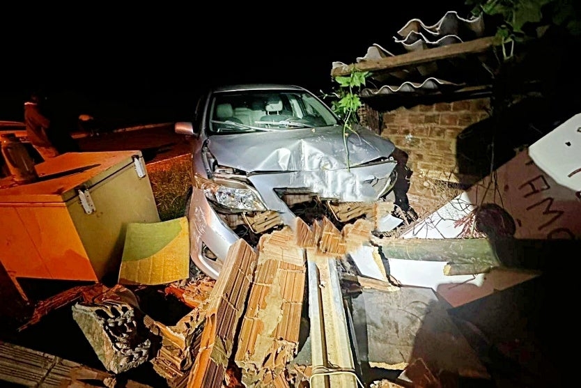 Condutor embriagado bate em muro, mata cinco galinhas e deixa moradores sem água e luz no interior do PR