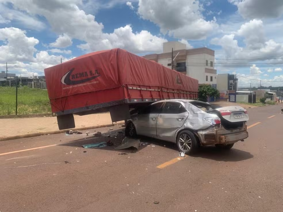 Carro capota, para embaixo de carreta, e motorista sai andando sozinho do veículo em Cascavel