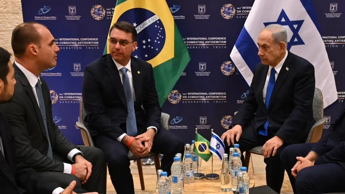 Flávio e Eduardo encontram premiê de Israel em evento contra antissemitismo