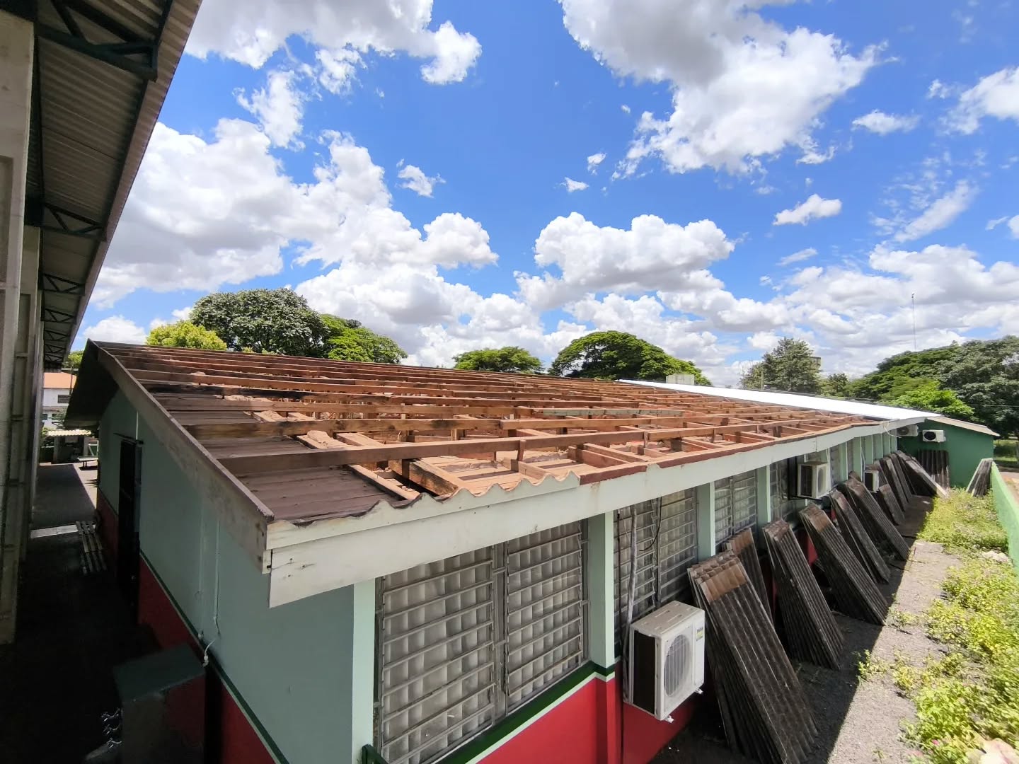 Cobertura da Escola Municipal Waldomiro Liessen, em Marechal Rondon, está sendo substituída