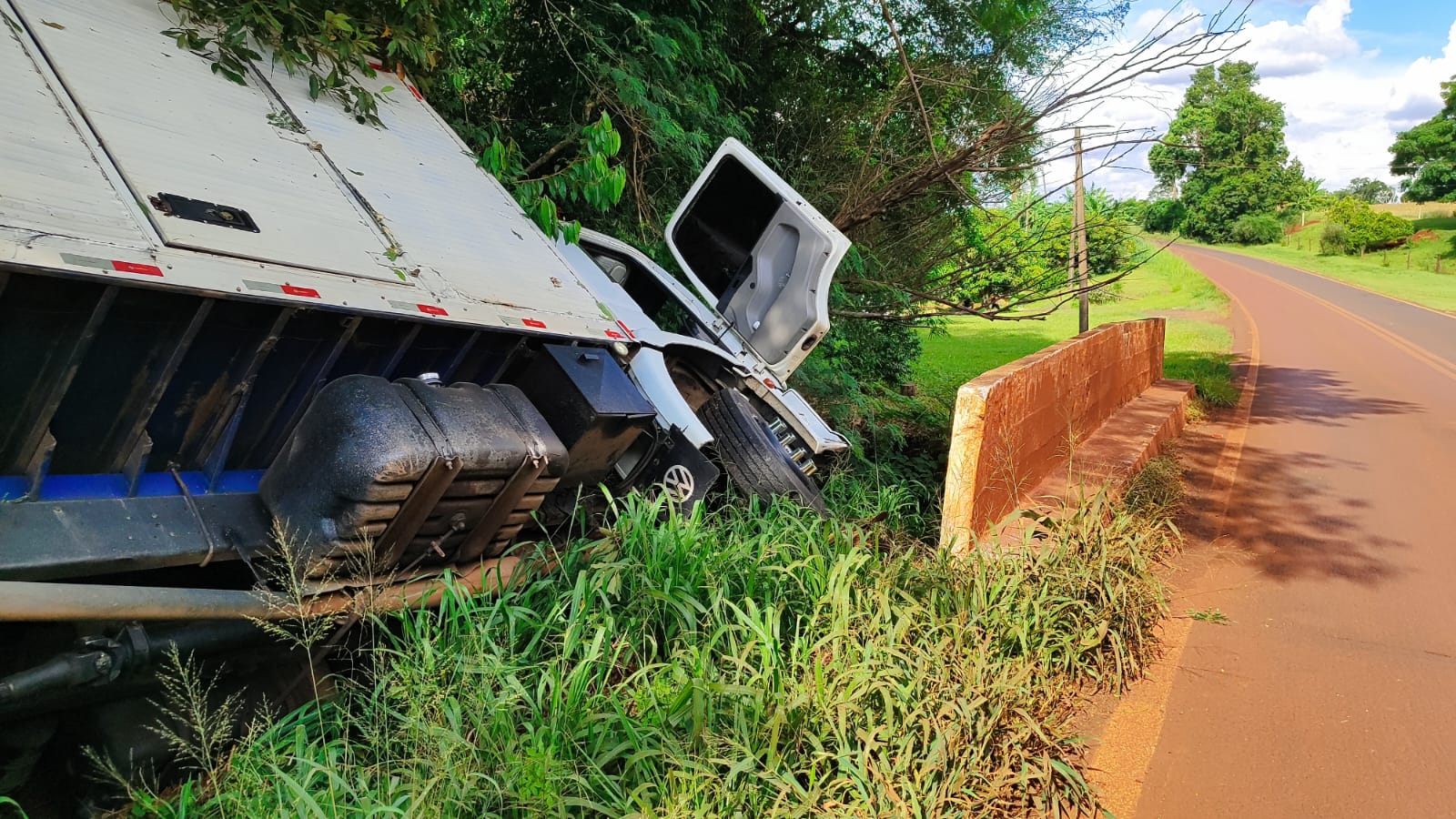 Caminhão tomba em Nova Santa Rosa após manobra para evitar colisão com colheitadeira na PR-491