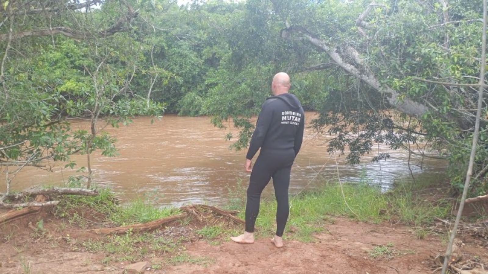 Homem que não sabia nadar salva filha de afogamento, afunda e morre em MG