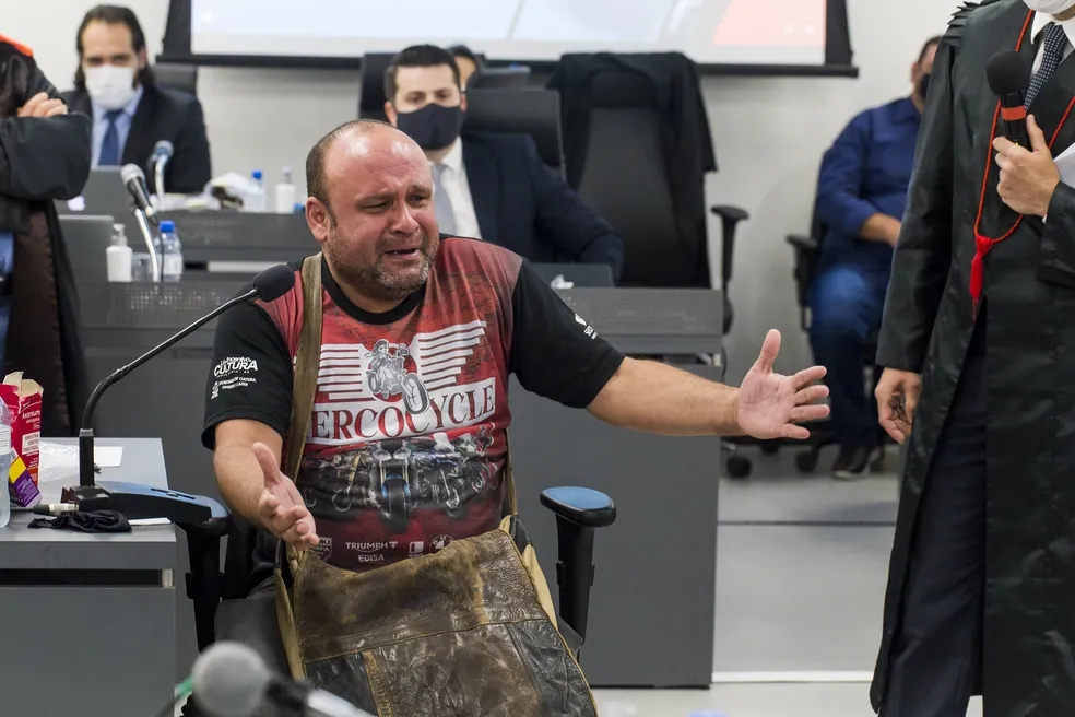 Boate Kiss: assistente de banda condenado por incêndio que matou 242 pessoas vai para regime aberto com tornozeleira